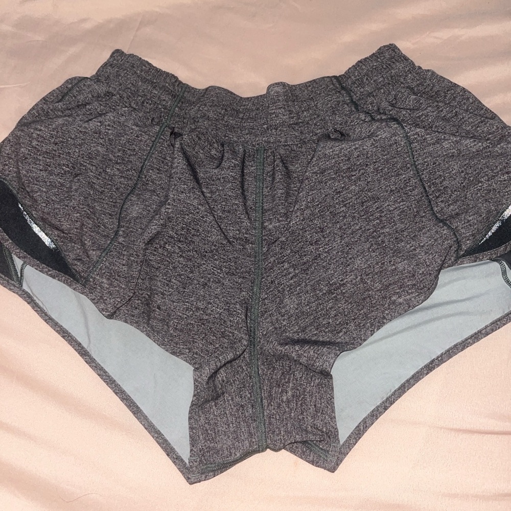 LULULEMON HOTTY HOT SHORTS 2.5 SIZE 8